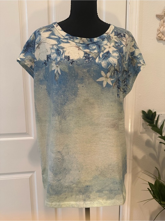 Tops - Blue Floral XL Short Sleeve Women’s Top